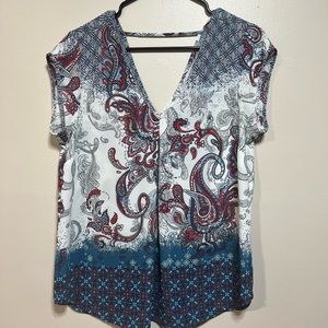 DR2 Size medium tank top white with blue and red design